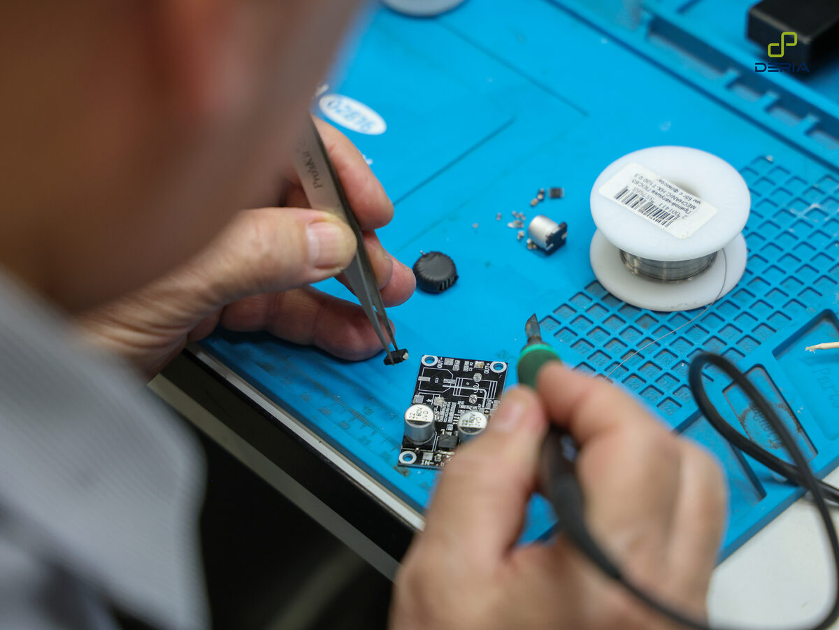 Монтаж SMD-компонента пинцетом и паяльником