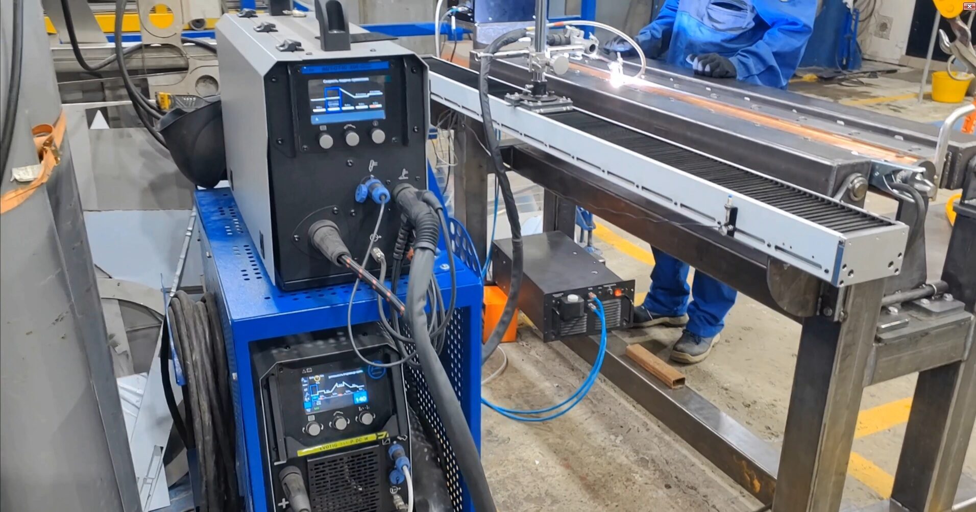 Установка для сварки продольных швов: EVOTIG 351 P DC W, устройство подачи присадки AUTOTIG-300 OSC и модуль линейного перемещения с горелкой