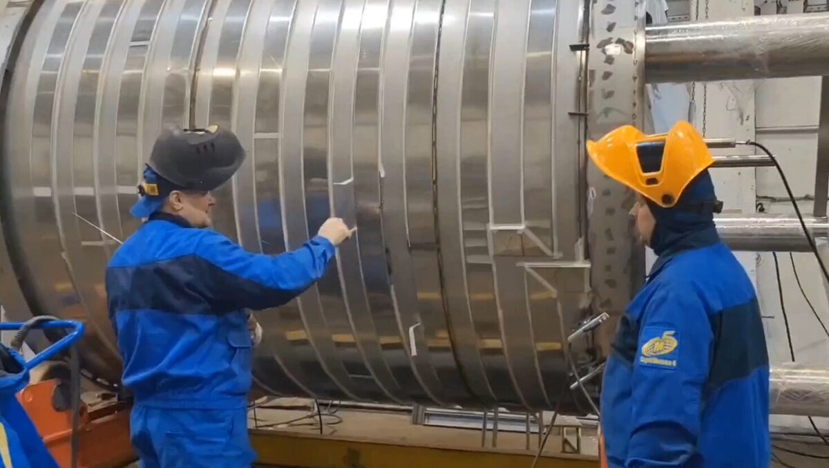 Сварщики «СтройМонтаж-5» у корпуса промышленной ёмкости из нержавеющей стали