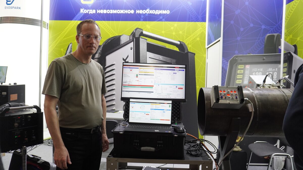 Рабочее место оператора комплекса орбитальной сварки труб
