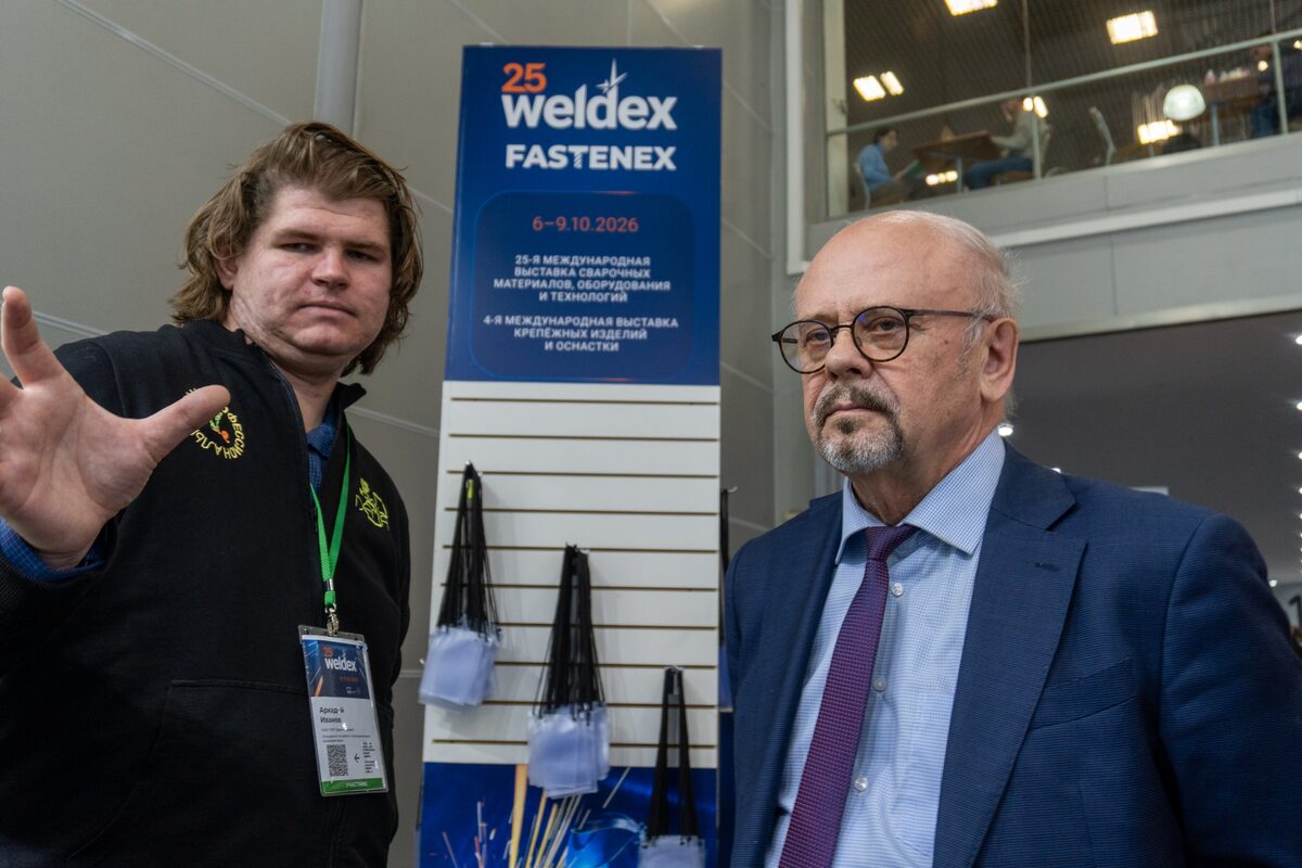 У стойки выставки Weldex 2026