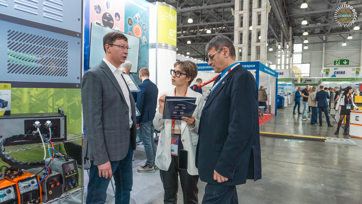 На стенде Deria: разговор с посетителями